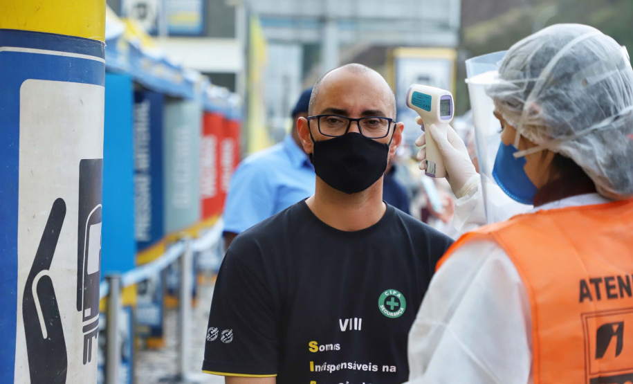 de proteção e prevenção aos profissionais que cortam as rodovias do Paraná garantindo o abastecimento das famílias, inclusive durante a pandemia de coronavírus.  
Foto: José Fernando Ogura/AEN