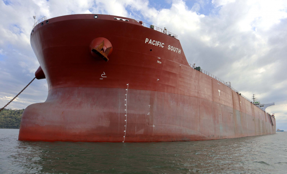 Navio carrega 103 mil toneladas de farelo no Porto de Paranaguá. Foto: Claudio Neves/Portos do Paraná