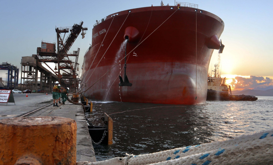 Navio carrega 103 mil toneladas de farelo no Porto de Paranaguá. Foto: Claudio Neves/Portos do Paraná