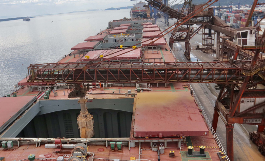 Navio carrega 103 mil toneladas de farelo no Porto de Paranaguá. Foto: Claudio Neves/Portos do Paraná