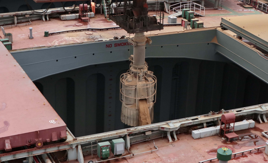 Navio carrega 103 mil toneladas de farelo no Porto de Paranaguá. Foto: Claudio Neves/Portos do Paraná