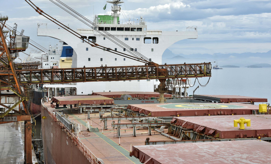 Navio carrega 103 mil toneladas de farelo no Porto de Paranaguá. Foto: Claudio Neves/Portos do Paraná