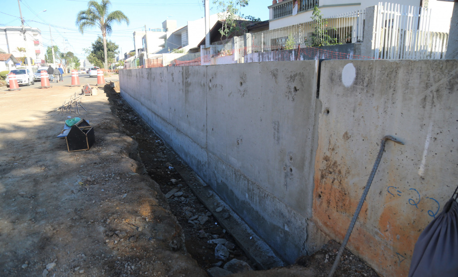 Obras Comec - Rua Arapongas no cruzamento com a av das torres - trincheira   - Sao José dos Pinhais-  29/05/2020 - Foto: Geraldo Bubniak/AEN
