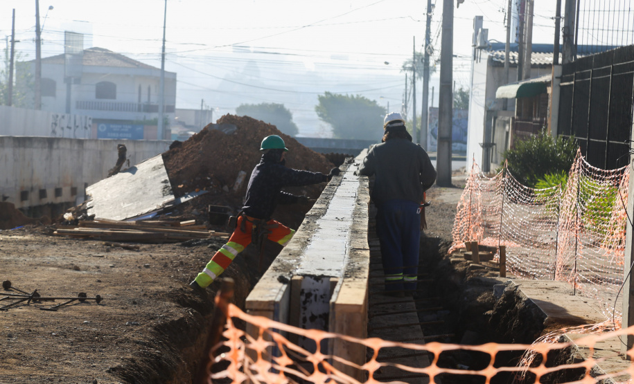 Obras Comec - Rua Arapongas no cruzamento com a av das torres - trincheira   - Sao José dos Pinhais-  29/05/2020 - Foto: Geraldo Bubniak/AEN