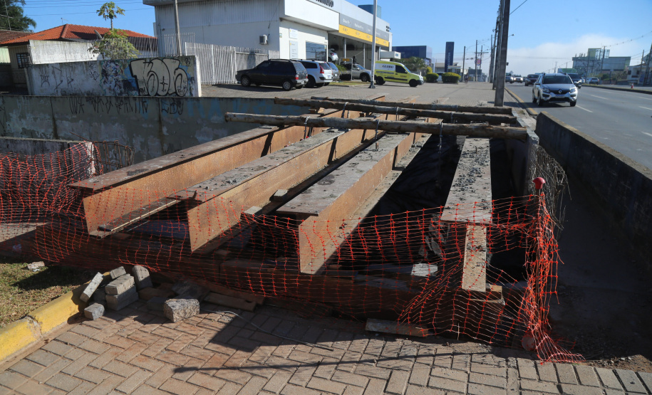 Obras Comec - Rua Maringá no cruzamento com a av das torres - construção de calcada   - Sao José dos Pinhais-  29/05/2020 - Foto: Geraldo Bubniak/AEN