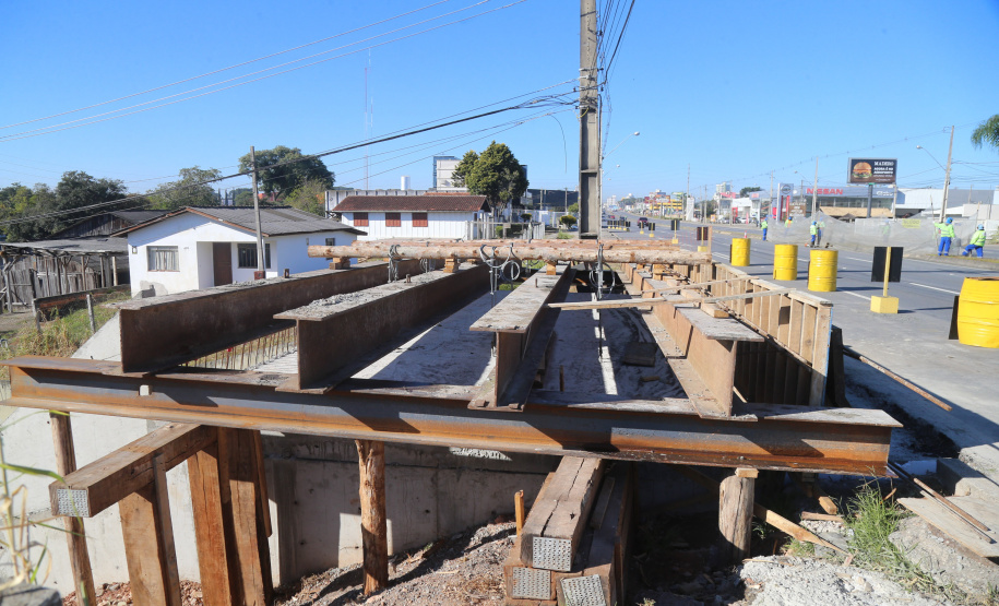 Obras Comec - Rua Maringá no cruzamento com a av das torres - construção de calcada   - Sao José dos Pinhais-  29/05/2020 - Foto: Geraldo Bubniak/AEN