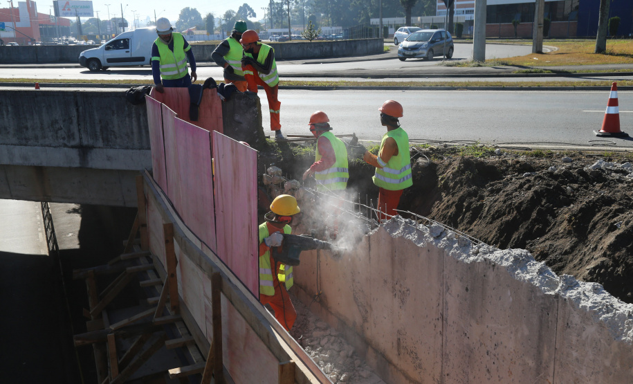 Obras Comec  - Av Rui Barbosa, no cruzamento com a Av das Torres  - Sao José dos Pinhais-  29/05/2020 - Foto: Geraldo Bubniak/AEN