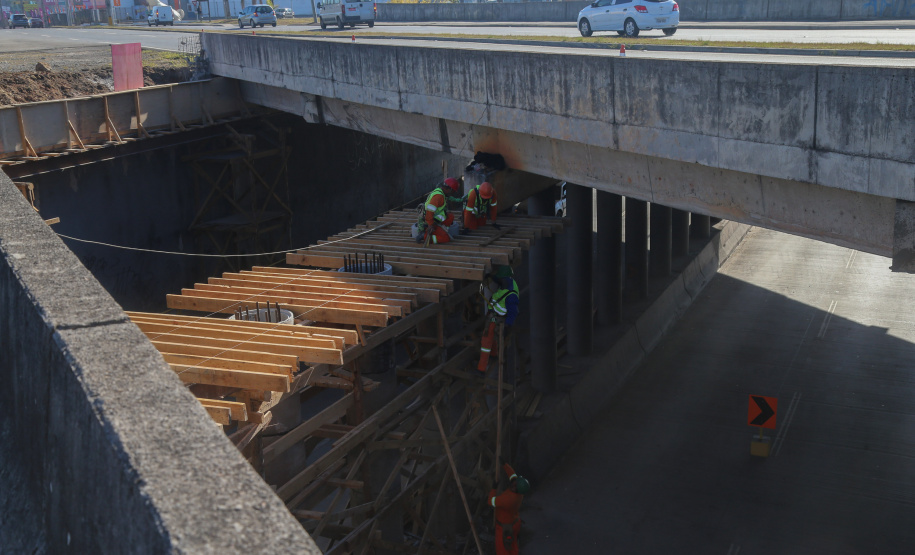 Obras Comec  - Av Rui Barbosa, no cruzamento com a Av das Torres  - Sao José dos Pinhais-  29/05/2020 - Foto: Geraldo Bubniak/AEN