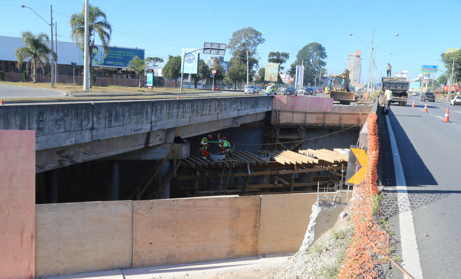 Obras Comec  - Av Rui Barbosa, no cruzamento com a Av das Torres  - Sao José dos Pinhais-  29/05/2020 - Foto: Geraldo Bubniak/AEN