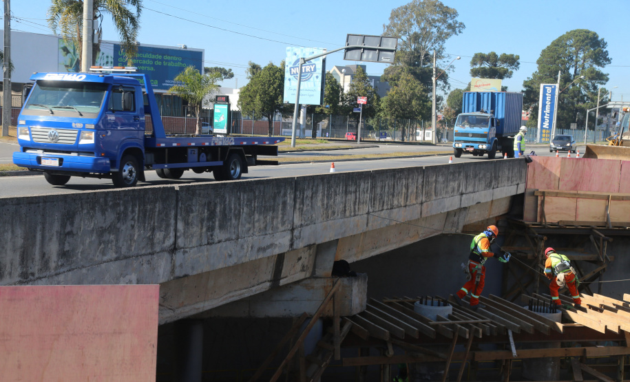 Obras Comec  - Av Rui Barbosa, no cruzamento com a Av das Torres  - Sao José dos Pinhais-  29/05/2020 - Foto: Geraldo Bubniak/AEN