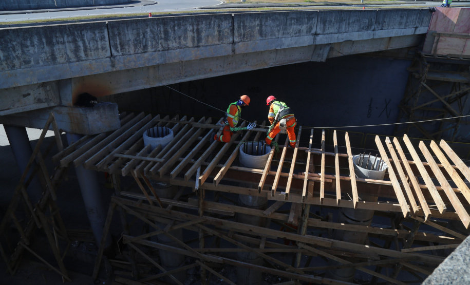 Obras Comec  - Av Rui Barbosa, no cruzamento com a Av das Torres  - Sao José dos Pinhais-  29/05/2020 - Foto: Geraldo Bubniak/AEN