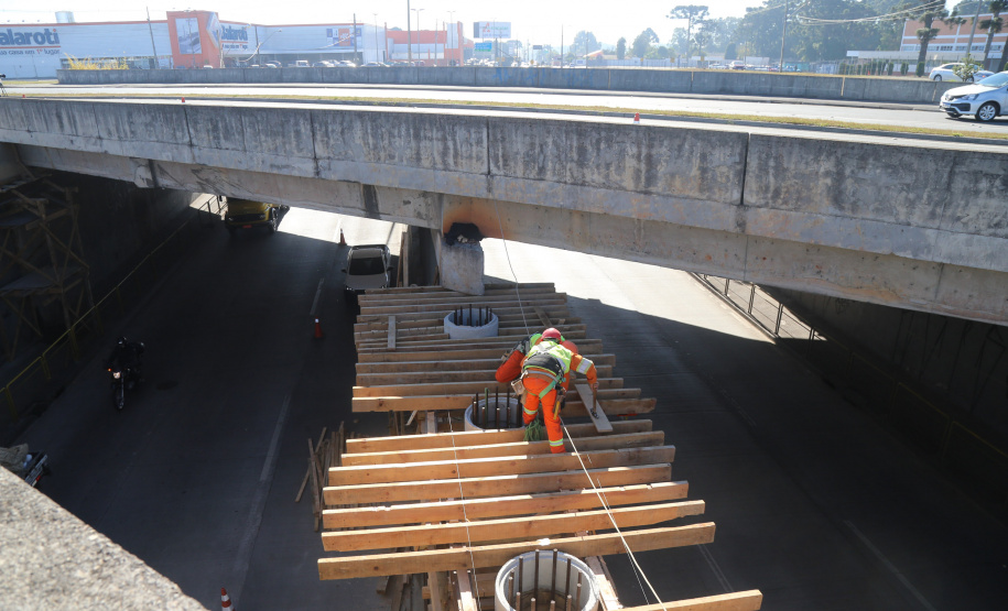 Obras Comec  - Av Rui Barbosa, no cruzamento com a Av das Torres  - Sao José dos Pinhais-  29/05/2020 - Foto: Geraldo Bubniak/AEN