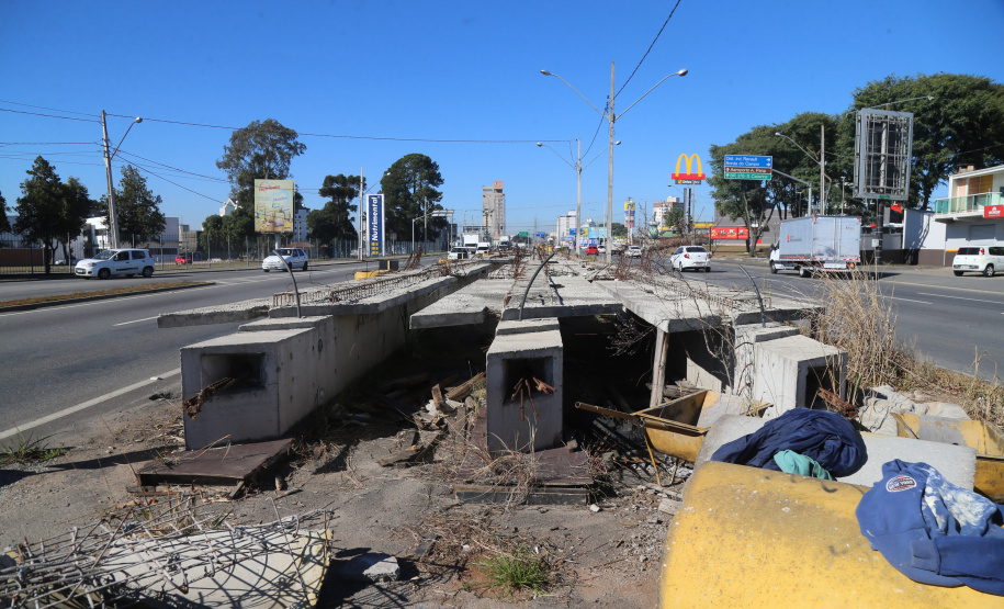 Obras Comec  - Av Rui Barbosa, no cruzamento com a Av das Torres  - Sao José dos Pinhais-  29/05/2020 - Foto: Geraldo Bubniak/AEN