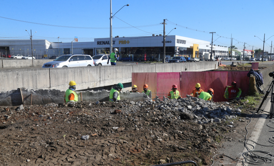 Obras Comec  - Av Rui Barbosa, no cruzamento com a Av das Torres  - Sao José dos Pinhais-  29/05/2020 - Foto: Geraldo Bubniak/AEN