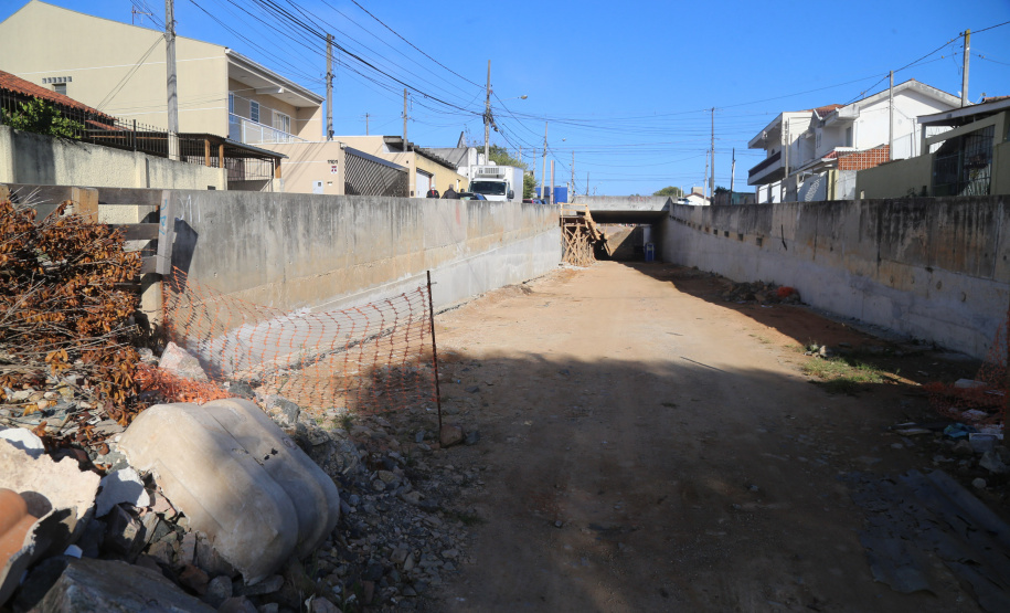 Obras Comec - Rua Arapongas no cruzamento com a av das torres - trincheira   - Sao José dos Pinhais-  29/05/2020 - Foto: Geraldo Bubniak/AEN
