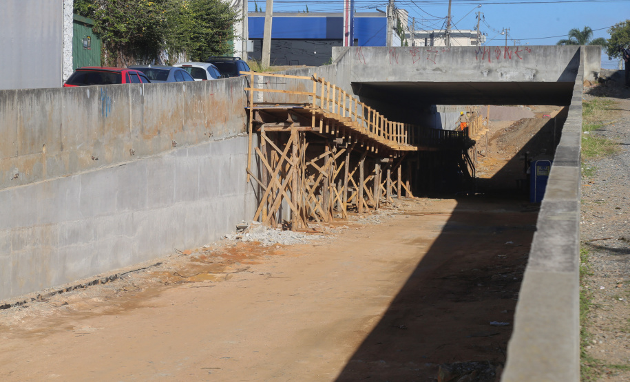 Obras Comec - Rua Arapongas no cruzamento com a av das torres - trincheira   - Sao José dos Pinhais-  29/05/2020 - Foto: Geraldo Bubniak/AEN