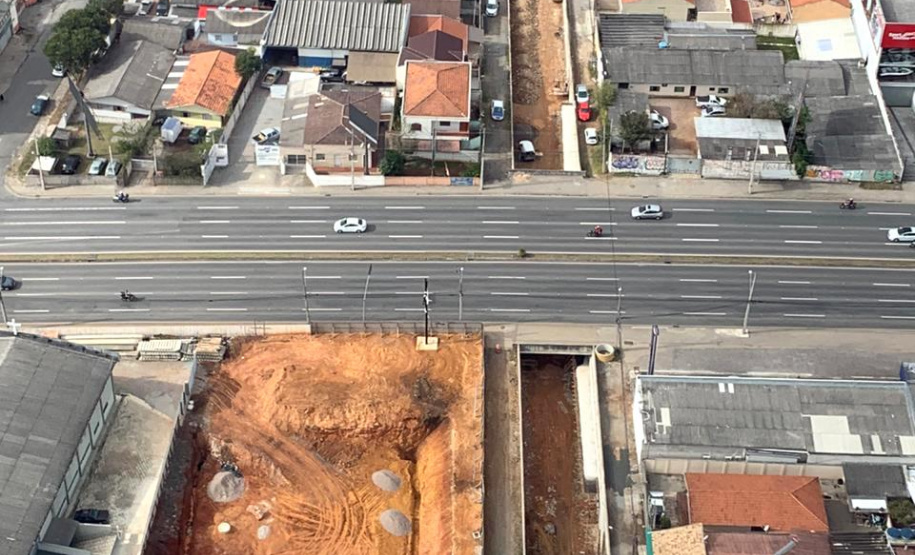 O governador Carlos Massa Ratinho Junior vistoriou nesta segunda-feira (8) cinco obras que estão em andamento em São José dos Pinhais. Elas foram projetadas para a Copa de 2014 e serão entregues neste ano para o município. O presidente da Coordenação da Região Metropolitana de Curitiba (Comec), Gilson Santos, acompanhou o governador.Foto:AEN