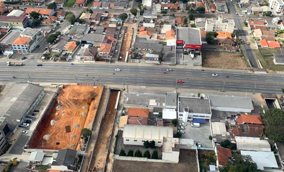 O governador Carlos Massa Ratinho Junior vistoriou nesta segunda-feira (8) cinco obras que estão em andamento em São José dos Pinhais. Elas foram projetadas para a Copa de 2014 e serão entregues neste ano para o município. O presidente da Coordenação da Região Metropolitana de Curitiba (Comec), Gilson Santos, acompanhou o governador.Foto:AEN