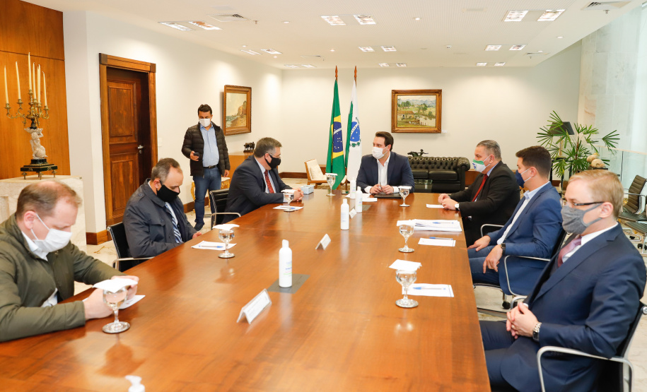 O presidente do Tribunal de Justiça do Paraná (TJPR), desembargador Adalberto Xisto Pereira, oficializou nesta terça-feira (9), em cerimônia no Palácio Iguaçu, um repasse de R$ 26 milhões para ações de combate ao novo coronavírus no Estado. Cerca de R$ 23 milhões já foram transferidos aos 399 municípios para ações emergenciais e os demais recursos serão usados pela Secretaria de Estado da Saúde para compra de insumos.