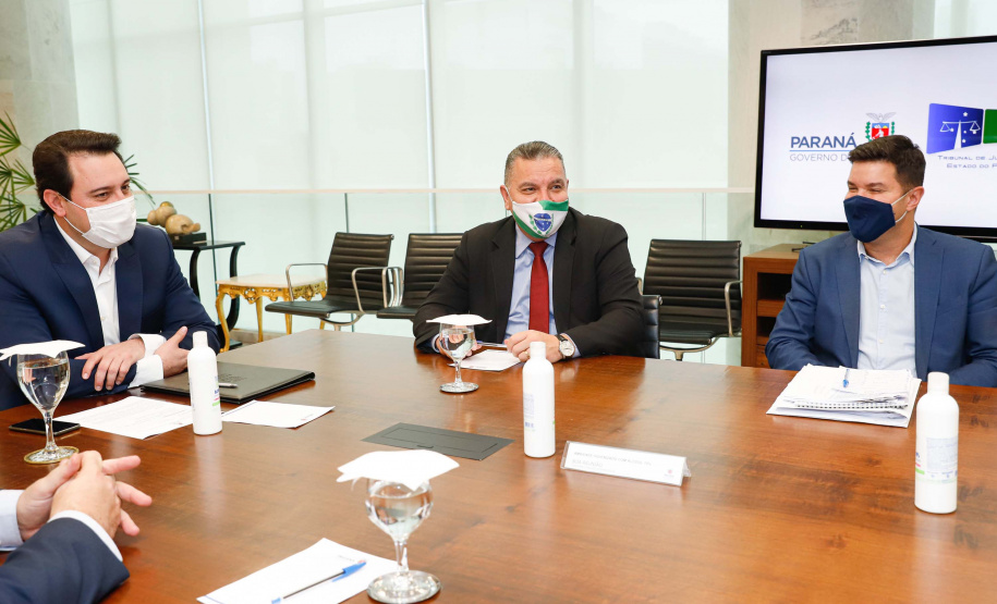 O presidente do Tribunal de Justiça do Paraná (TJPR), desembargador Adalberto Xisto Pereira, oficializou nesta terça-feira (9), em cerimônia no Palácio Iguaçu, um repasse de R$ 26 milhões para ações de combate ao novo coronavírus no Estado. Cerca de R$ 23 milhões já foram transferidos aos 399 municípios para ações emergenciais e os demais recursos serão usados pela Secretaria de Estado da Saúde para compra de insumos.