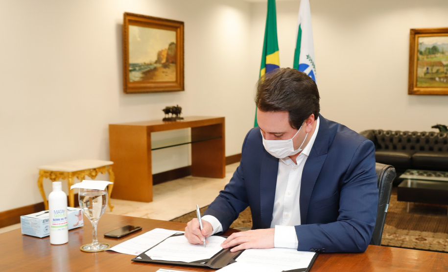 O presidente do Tribunal de Justiça do Paraná (TJPR), desembargador Adalberto Xisto Pereira, oficializou nesta terça-feira (9), em cerimônia no Palácio Iguaçu, um repasse de R$ 26 milhões para ações de combate ao novo coronavírus no Estado. Cerca de R$ 23 milhões já foram transferidos aos 399 municípios para ações emergenciais e os demais recursos serão usados pela Secretaria de Estado da Saúde para compra de insumos.