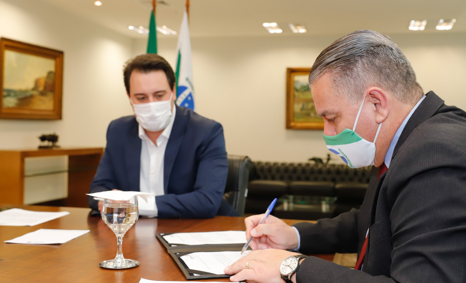 O presidente do Tribunal de Justiça do Paraná (TJPR), desembargador Adalberto Xisto Pereira, oficializou nesta terça-feira (9), em cerimônia no Palácio Iguaçu, um repasse de R$ 26 milhões para ações de combate ao novo coronavírus no Estado. Cerca de R$ 23 milhões já foram transferidos aos 399 municípios para ações emergenciais e os demais recursos serão usados pela Secretaria de Estado da Saúde para compra de insumos.