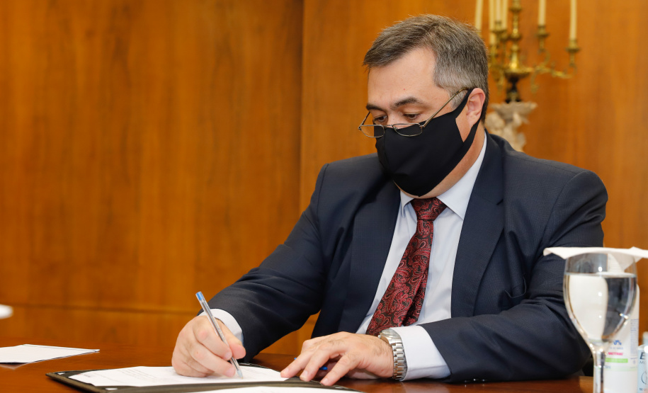 O presidente do Tribunal de Justiça do Paraná (TJPR), desembargador Adalberto Xisto Pereira, oficializou nesta terça-feira (9), em cerimônia no Palácio Iguaçu, um repasse de R$ 26 milhões para ações de combate ao novo coronavírus no Estado. Cerca de R$ 23 milhões já foram transferidos aos 399 municípios para ações emergenciais e os demais recursos serão usados pela Secretaria de Estado da Saúde para compra de insumos.