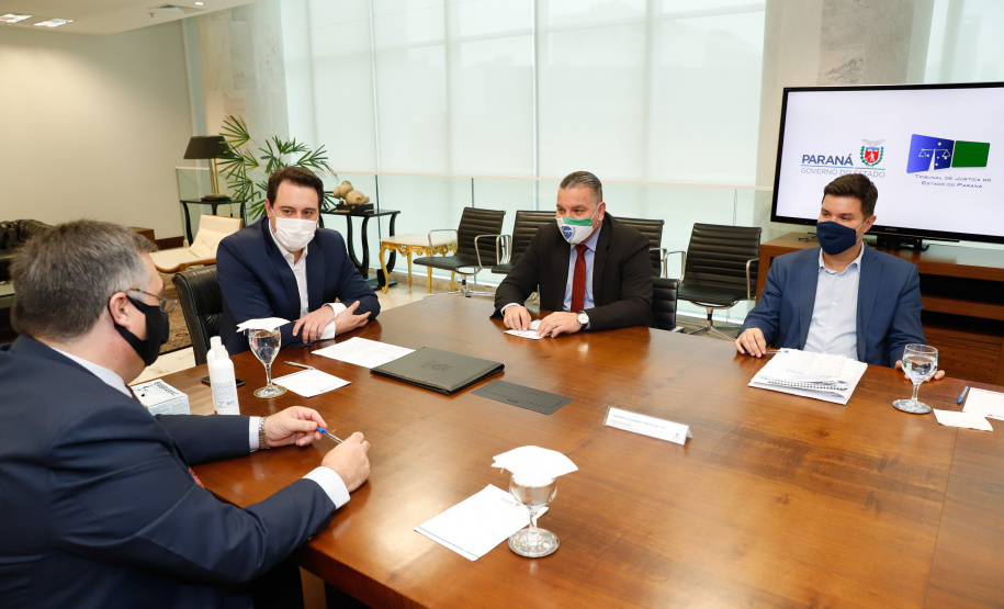 O presidente do Tribunal de Justiça do Paraná (TJPR), desembargador Adalberto Xisto Pereira, oficializou nesta terça-feira (9), em cerimônia no Palácio Iguaçu, um repasse de R$ 26 milhões para ações de combate ao novo coronavírus no Estado. Cerca de R$ 23 milhões já foram transferidos aos 399 municípios para ações emergenciais e os demais recursos serão usados pela Secretaria de Estado da Saúde para compra de insumos.