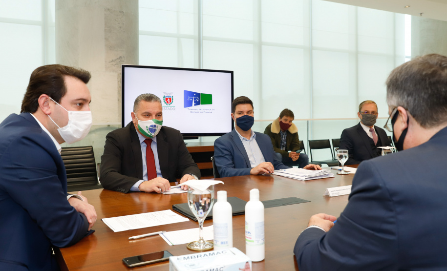 O presidente do Tribunal de Justiça do Paraná (TJPR), desembargador Adalberto Xisto Pereira, oficializou nesta terça-feira (9), em cerimônia no Palácio Iguaçu, um repasse de R$ 26 milhões para ações de combate ao novo coronavírus no Estado. Cerca de R$ 23 milhões já foram transferidos aos 399 municípios para ações emergenciais e os demais recursos serão usados pela Secretaria de Estado da Saúde para compra de insumos.