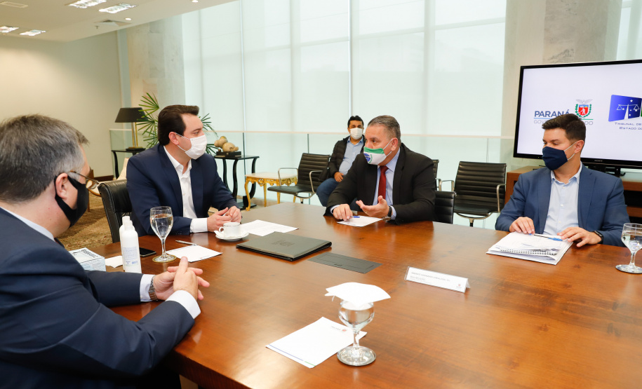 O presidente do Tribunal de Justiça do Paraná (TJPR), desembargador Adalberto Xisto Pereira, oficializou nesta terça-feira (9), em cerimônia no Palácio Iguaçu, um repasse de R$ 26 milhões para ações de combate ao novo coronavírus no Estado. Cerca de R$ 23 milhões já foram transferidos aos 399 municípios para ações emergenciais e os demais recursos serão usados pela Secretaria de Estado da Saúde para compra de insumos.