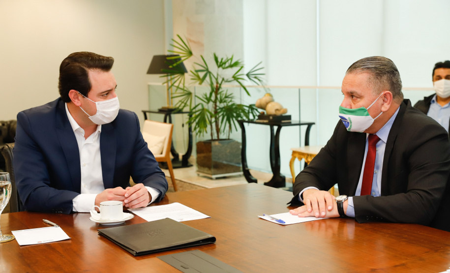 O presidente do Tribunal de Justiça do Paraná (TJPR), desembargador Adalberto Xisto Pereira, oficializou nesta terça-feira (9), em cerimônia no Palácio Iguaçu, um repasse de R$ 26 milhões para ações de combate ao novo coronavírus no Estado. Cerca de R$ 23 milhões já foram transferidos aos 399 municípios para ações emergenciais e os demais recursos serão usados pela Secretaria de Estado da Saúde para compra de insumos.