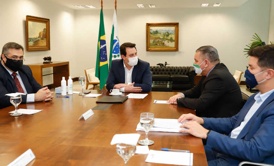 O presidente do Tribunal de Justiça do Paraná (TJPR), desembargador Adalberto Xisto Pereira, oficializou nesta terça-feira (9), em cerimônia no Palácio Iguaçu, um repasse de R$ 26 milhões para ações de combate ao novo coronavírus no Estado. Cerca de R$ 23 milhões já foram transferidos aos 399 municípios para ações emergenciais e os demais recursos serão usados pela Secretaria de Estado da Saúde para compra de insumos.