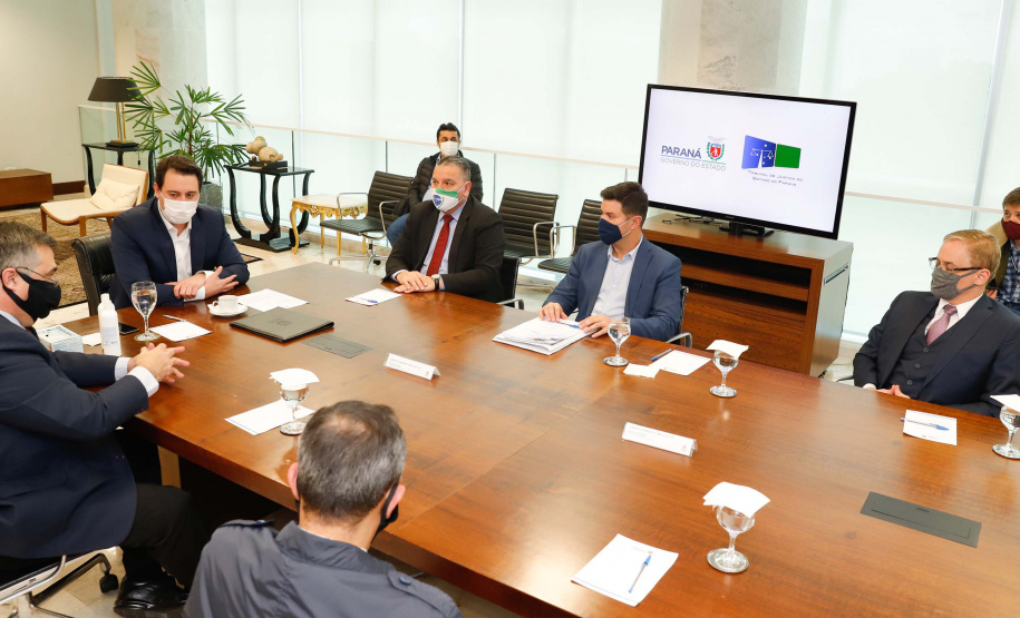 O presidente do Tribunal de Justiça do Paraná (TJPR), desembargador Adalberto Xisto Pereira, oficializou nesta terça-feira (9), em cerimônia no Palácio Iguaçu, um repasse de R$ 26 milhões para ações de combate ao novo coronavírus no Estado. Cerca de R$ 23 milhões já foram transferidos aos 399 municípios para ações emergenciais e os demais recursos serão usados pela Secretaria de Estado da Saúde para compra de insumos.