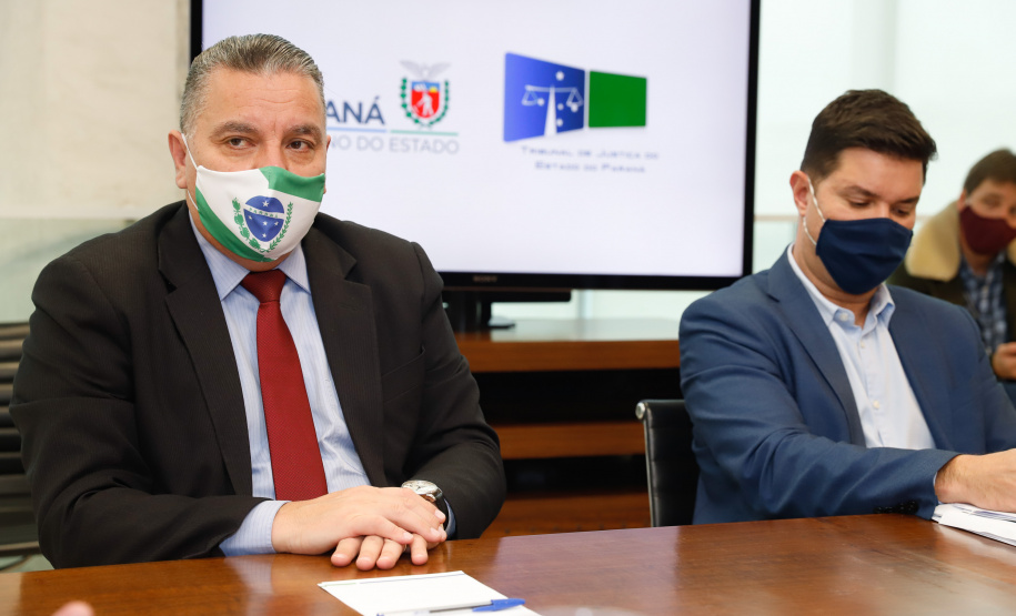 O presidente do Tribunal de Justiça do Paraná (TJPR), desembargador Adalberto Xisto Pereira, oficializou nesta terça-feira (9), em cerimônia no Palácio Iguaçu, um repasse de R$ 26 milhões para ações de combate ao novo coronavírus no Estado. Cerca de R$ 23 milhões já foram transferidos aos 399 municípios para ações emergenciais e os demais recursos serão usados pela Secretaria de Estado da Saúde para compra de insumos.