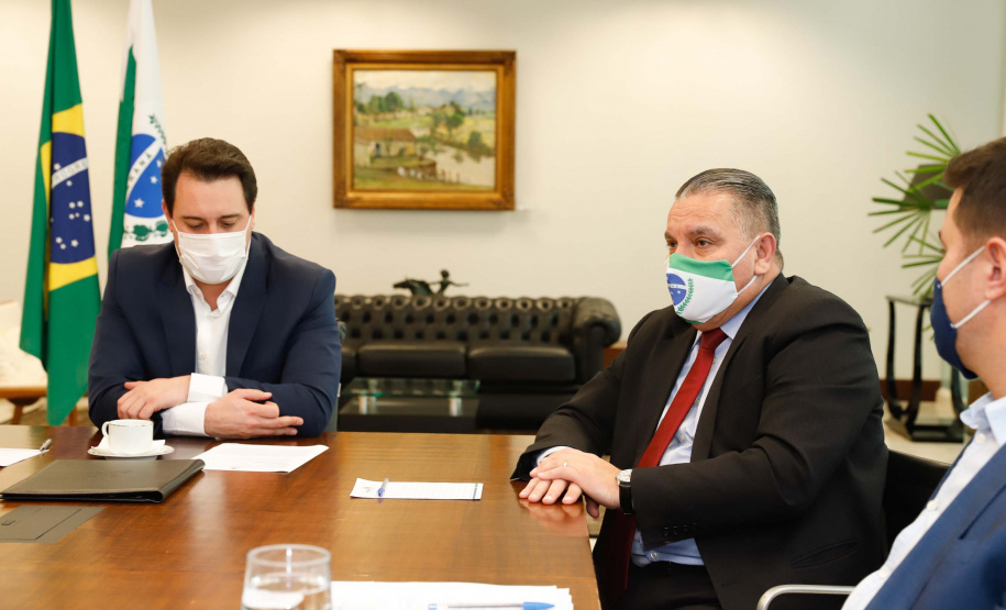 O presidente do Tribunal de Justiça do Paraná (TJPR), desembargador Adalberto Xisto Pereira, oficializou nesta terça-feira (9), em cerimônia no Palácio Iguaçu, um repasse de R$ 26 milhões para ações de combate ao novo coronavírus no Estado. Cerca de R$ 23 milhões já foram transferidos aos 399 municípios para ações emergenciais e os demais recursos serão usados pela Secretaria de Estado da Saúde para compra de insumos.