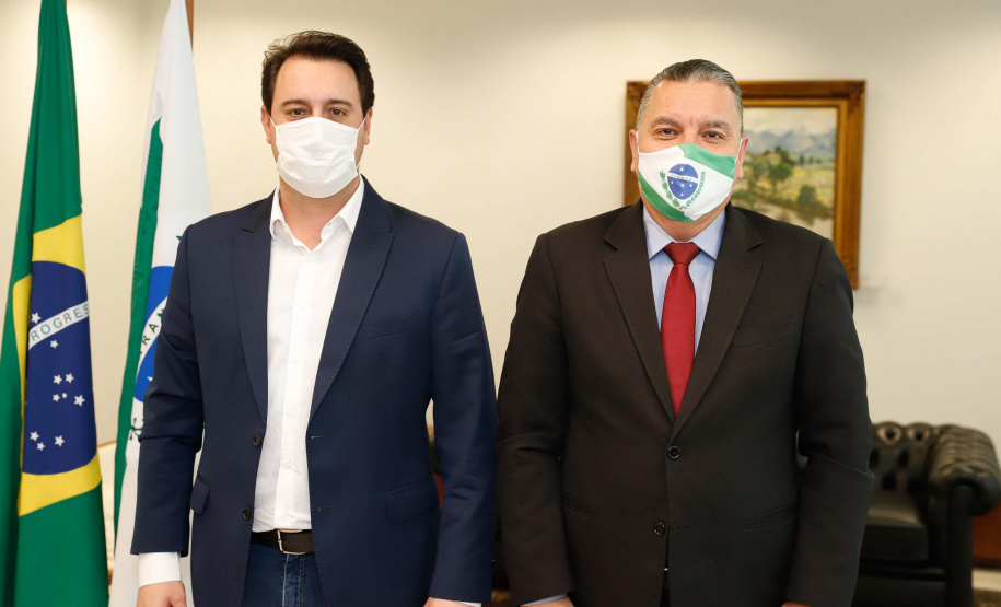 O presidente do Tribunal de Justiça do Paraná (TJPR), desembargador Adalberto Xisto Pereira, oficializou nesta terça-feira (9), em cerimônia no Palácio Iguaçu, um repasse de R$ 26 milhões para ações de combate ao novo coronavírus no Estado. Cerca de R$ 23 milhões já foram transferidos aos 399 municípios para ações emergenciais e os demais recursos serão usados pela Secretaria de Estado da Saúde para compra de insumos.