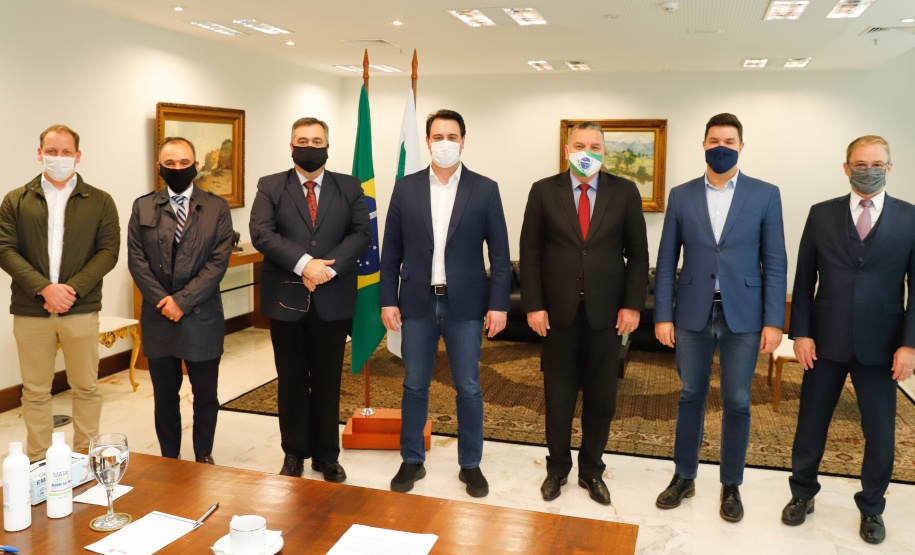 O presidente do Tribunal de Justiça do Paraná (TJPR), desembargador Adalberto Xisto Pereira, oficializou nesta terça-feira (9), em cerimônia no Palácio Iguaçu, um repasse de R$ 26 milhões para ações de combate ao novo coronavírus no Estado. Cerca de R$ 23 milhões já foram transferidos aos 399 municípios para ações emergenciais e os demais recursos serão usados pela Secretaria de Estado da Saúde para compra de insumos.