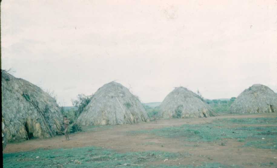 Construções em Aldeia Xavante, Mato Grosso/Brasil, 1955. Diapositivo cromogêneo. Coleção Vladimir Kozák.Foto:  Acervo Museu Paranaense.