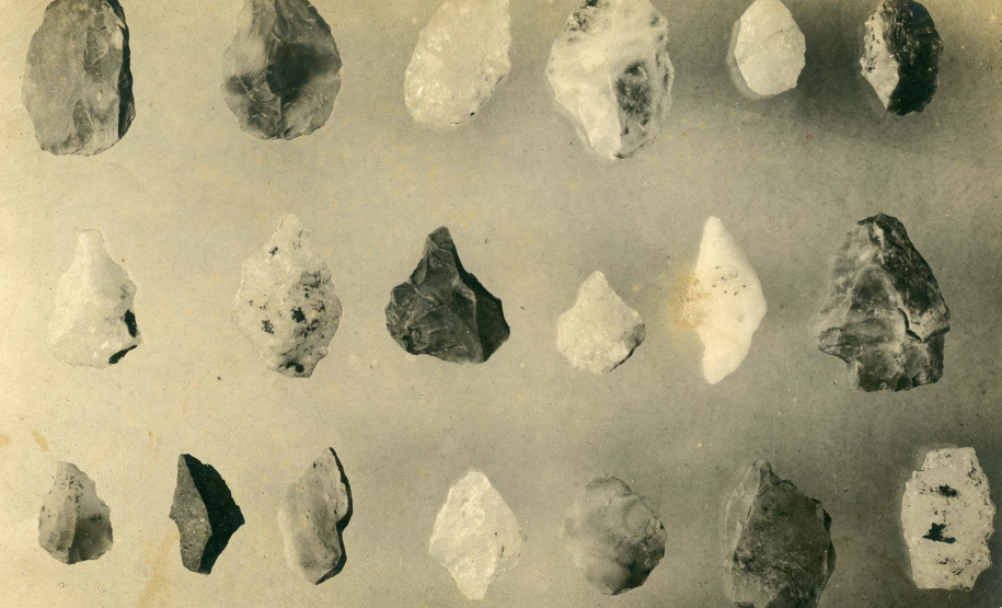 Artefatos líticos do Monte Brandberg. Fotografia de autoria desconhecida. Coleção Reinhard Maack. Foto: Acervo Museu Paranaense.