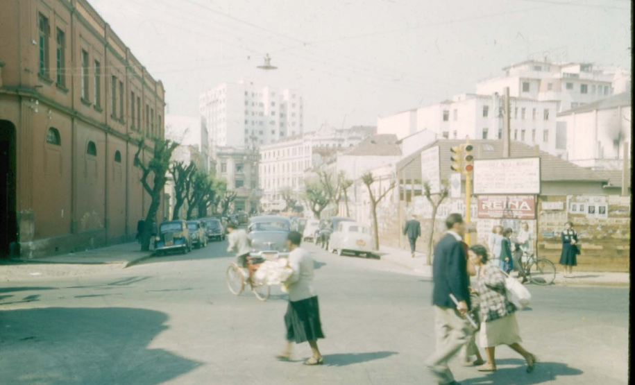 Rua Ébano Pereira esquina com Rua Cândido Lopes, Curitiba-PR. Diapositivo cromogêneo. Coleção Vladimir Kozák. Foto: Acervo Museu Paranaense.