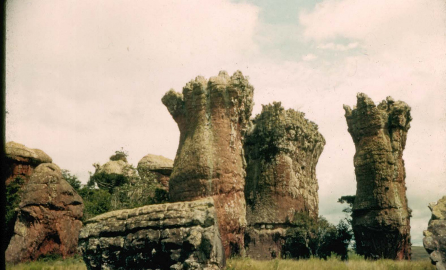 Formações Rochosas na região de Vila Velha, Ponta Grossa-PR. Diapositivo cromogêneo. Coleção Vladimir Kozák. Foto: Acervo Museu Paranaense.