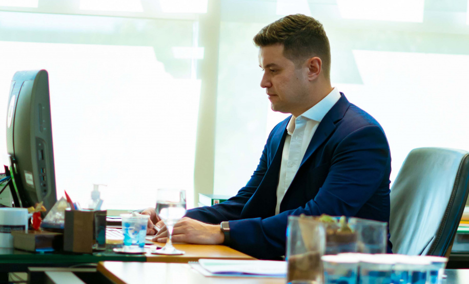 O Governo do Paraná prepara um novo pacote de estímulo à economia que deve ser anunciado entre julho e agosto. A informação foi antecipada pelo chefe da Casa Civil, Guto Silva, em entrevista à rádio CBN Curitiba nesta quarta-feira (10). O pacote deve incluir medidas de apoio a empresários, à manutenção de a investimentos privados no Estado e de incentivo às compras de pequenos comerciantes pela população.