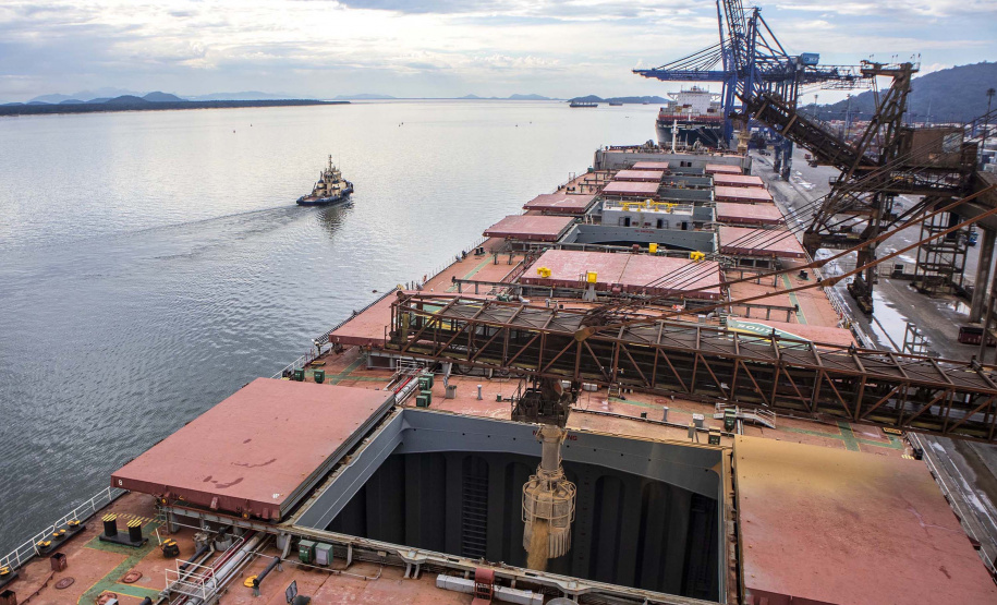 Porto de Paranaguá registra novo recorde mensal.