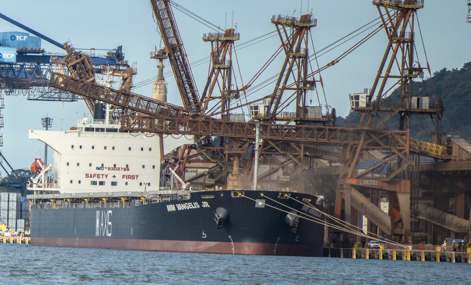 Porto de Paranaguá registra novo recorde mensal.