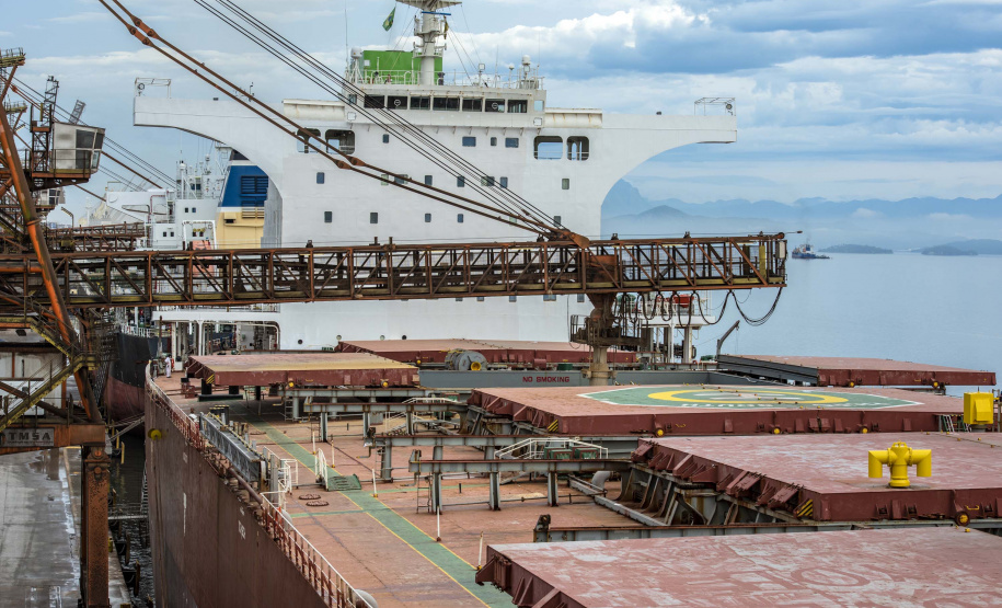 Porto de Paranaguá registra novo recorde mensal.
