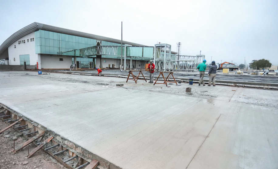 Estado investe em grandes obras e programas para crescer. Aeroporto de Cascavel.