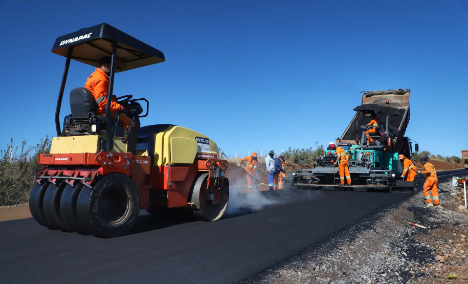 Uma das obras emblemáticas deste pacote é a pavimentação da PR-912 entre Palmas e Coronel Domingos Soares,