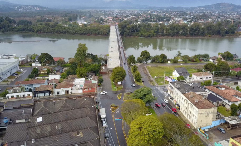 União da Vitória, uma das principais cidades da região Sul do Estado também recebe uma intervenção importante. O município, intimamente conectado ao Rio Iguaçu, tem três pontes para transposição e agora terá a quarta, que será entregue ainda neste ano.