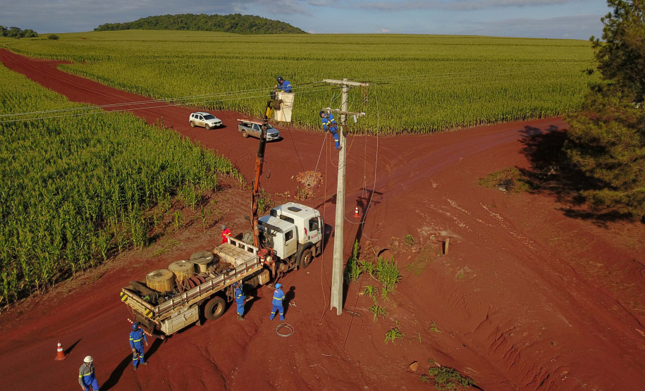 Em Serranópolis do Iguaçu e Matelândia, ainda na região Oeste, três equipes da Copel percorrem as zonas rurais diariamente para promover uma mudança história no sistema elétrico do campo.