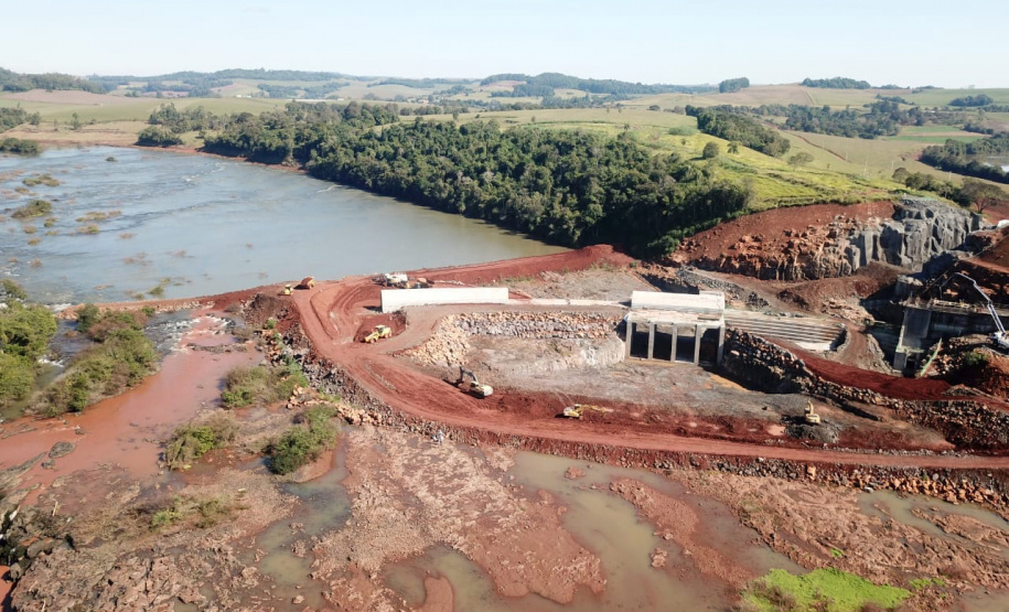 Rio Chopim é desviado para finalização de barragem de Bela Vista. Foto: Copel
